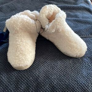 Cozy Mountain memory foam slippers size M but fits like a small, NWT